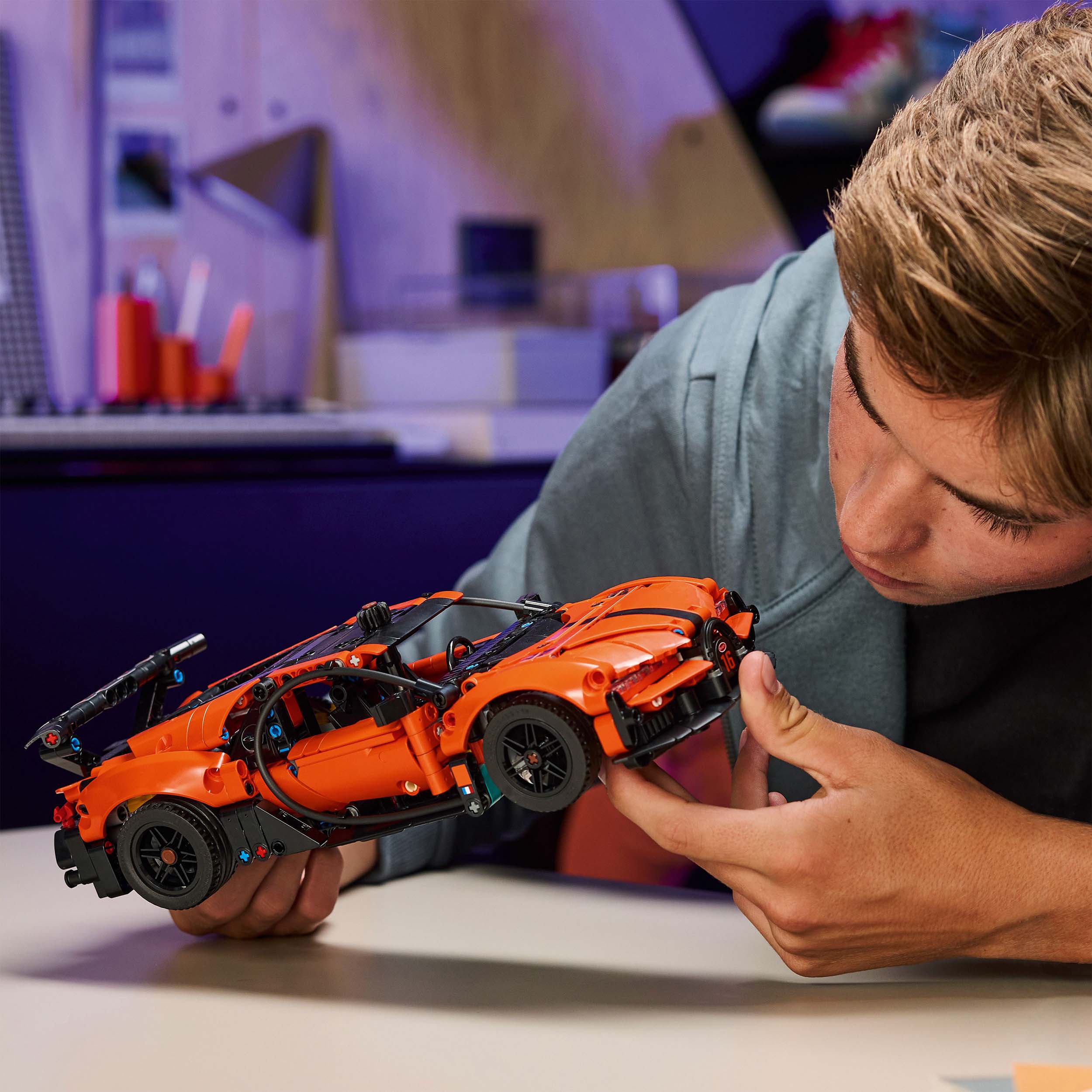 LEGO ®️ Technic ™️ Bugatti Chiron Pur Sport - Image 4